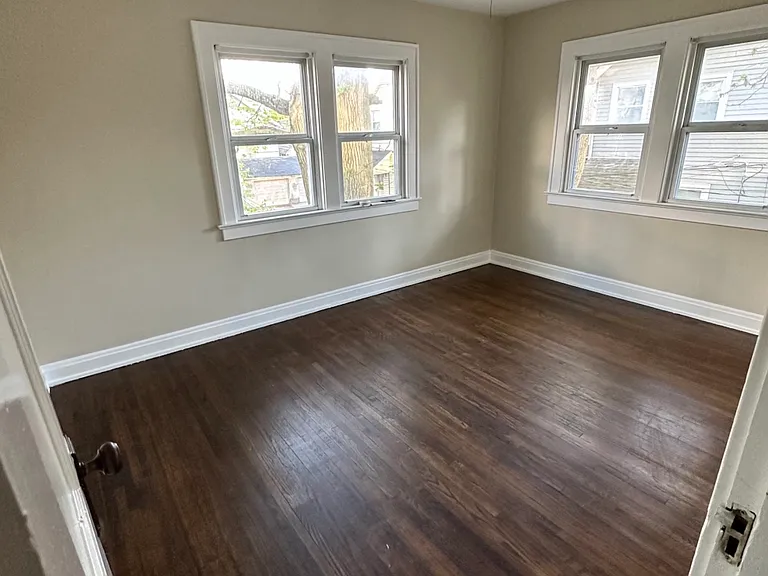 2438 Glenmawr Ave — Photo 4