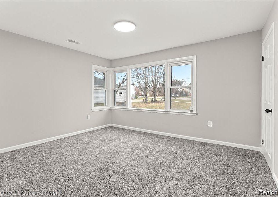 16231 Luxemburg Ave, photo 7