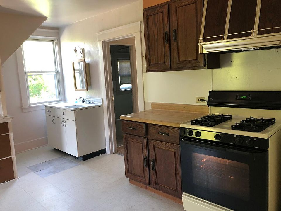 1st image of 1118 E 8th St #2