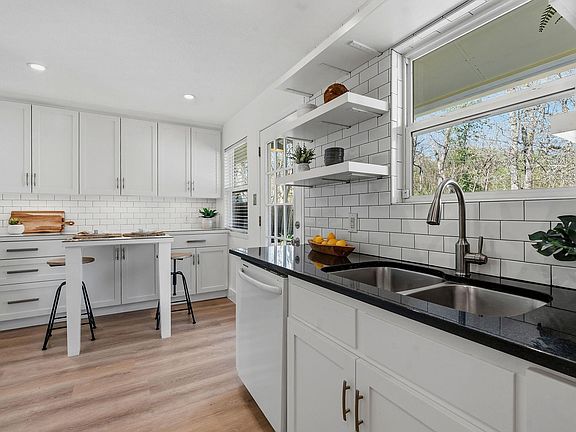 3rd image of 1630 Chippeway Ln