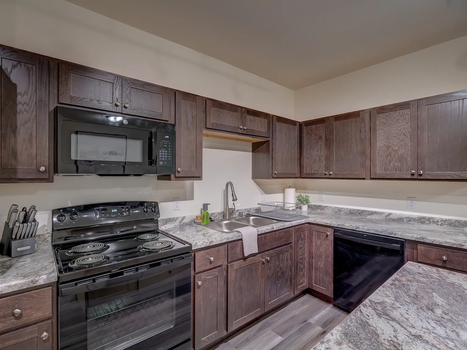 1 bed, 932 sqft, $2,300 — Photo 4