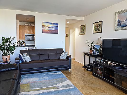3rd image of 160 W 66th St APT 34E