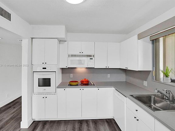 5th image of 389 Lakeview Dr APT 202