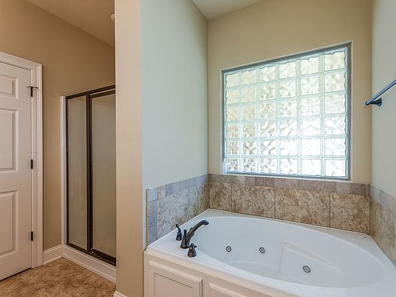 Juccuzzi tub & walk on shower