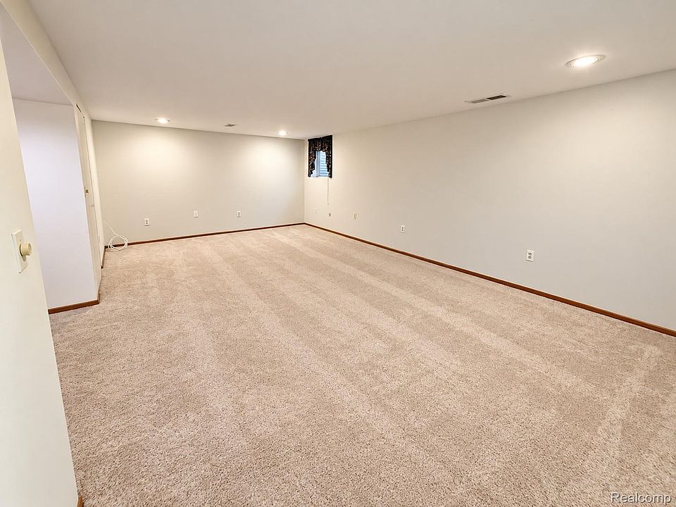 904 Williamsburg Ct, photo 17