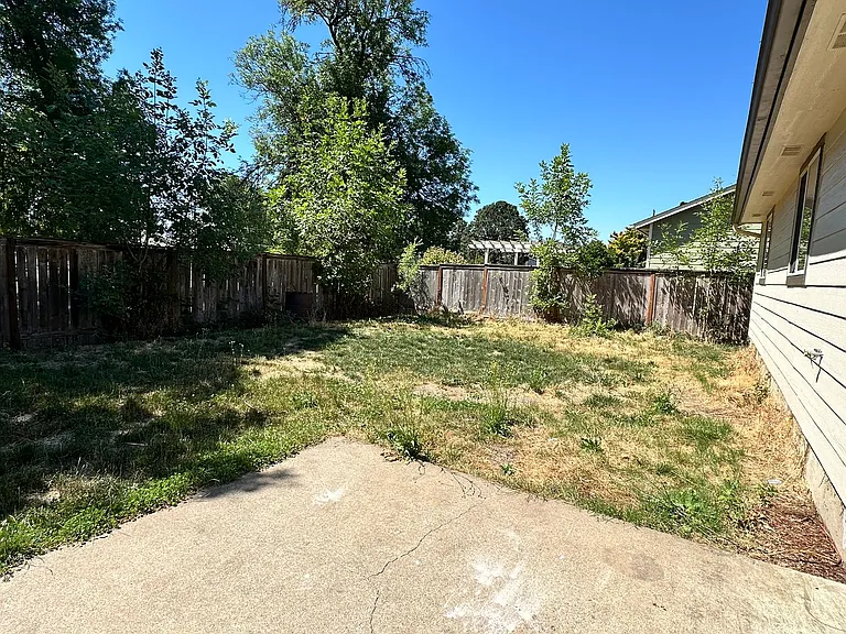 884 Trinity St NE — Photo 12