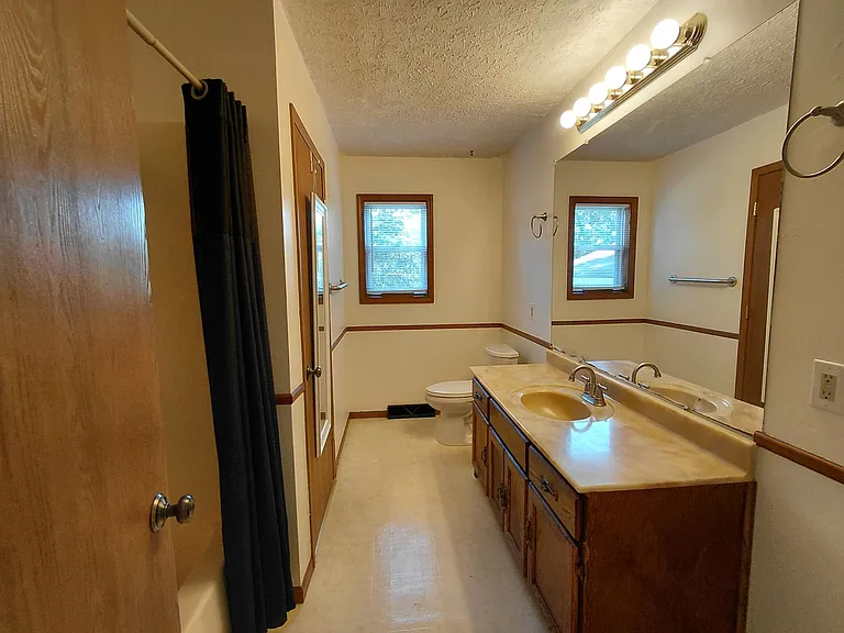 109 Vaughan Ct — Photo 18