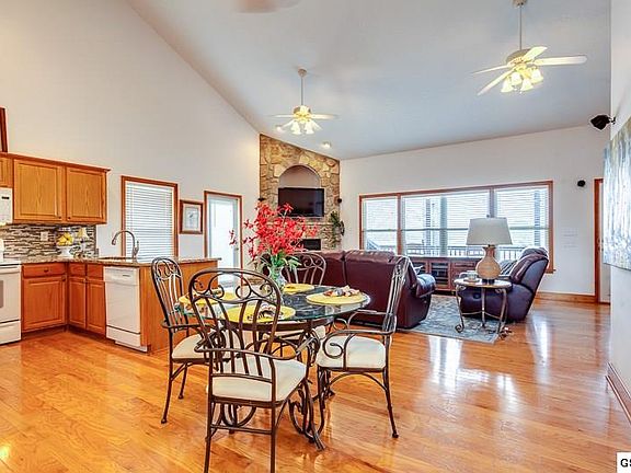 3rd image of 905 Holiday Ln