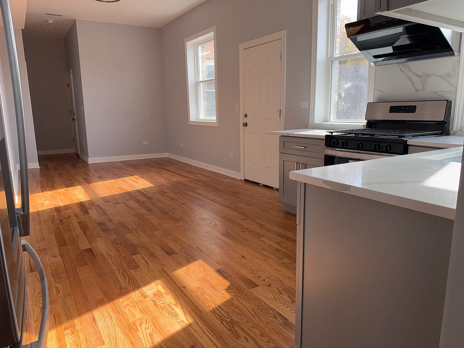 3 bed, 900 sqft, $1,995 — Photo 2