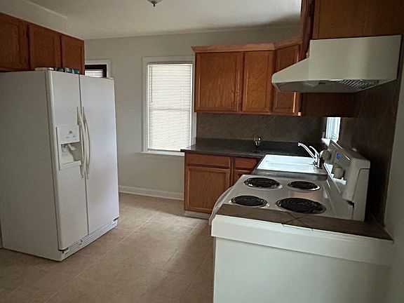 3rd image of 10903 Lincoln Ave