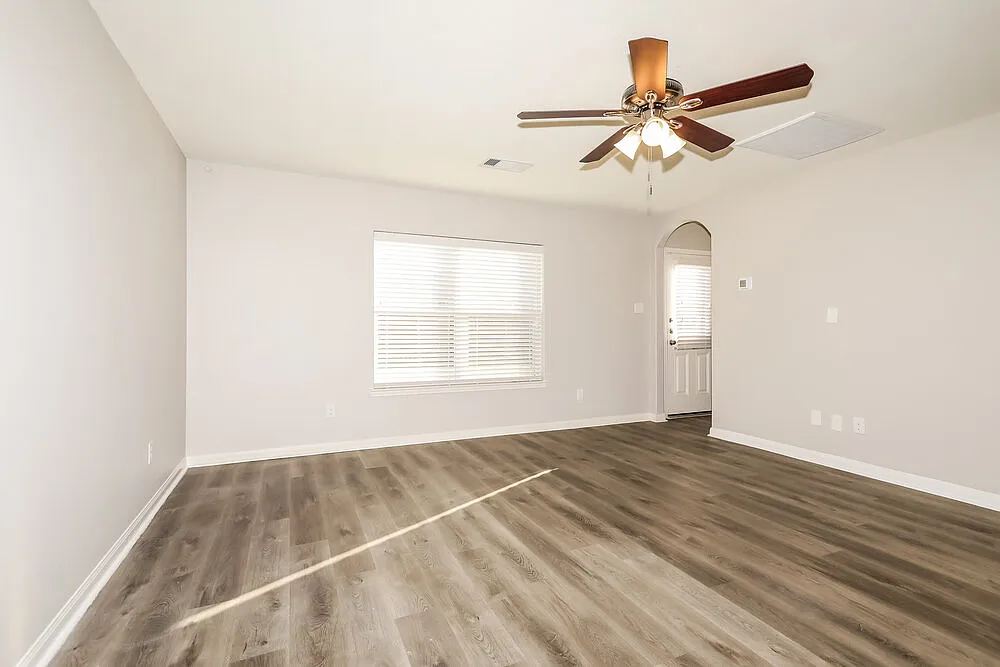 3 bed, 2.0 bath, 1376 sqft, $1,810 — Photo 4