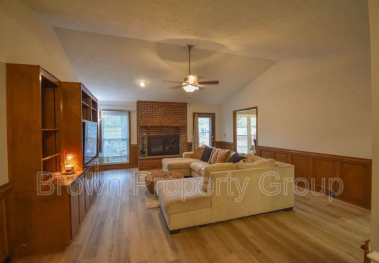 1651 Greenock Ave — Photo 3