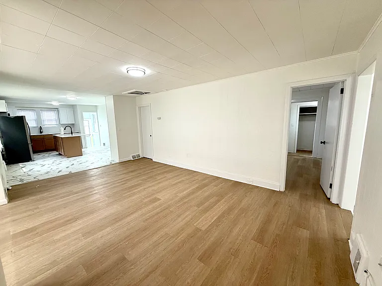 1409 Lawrence Ave — Photo 6