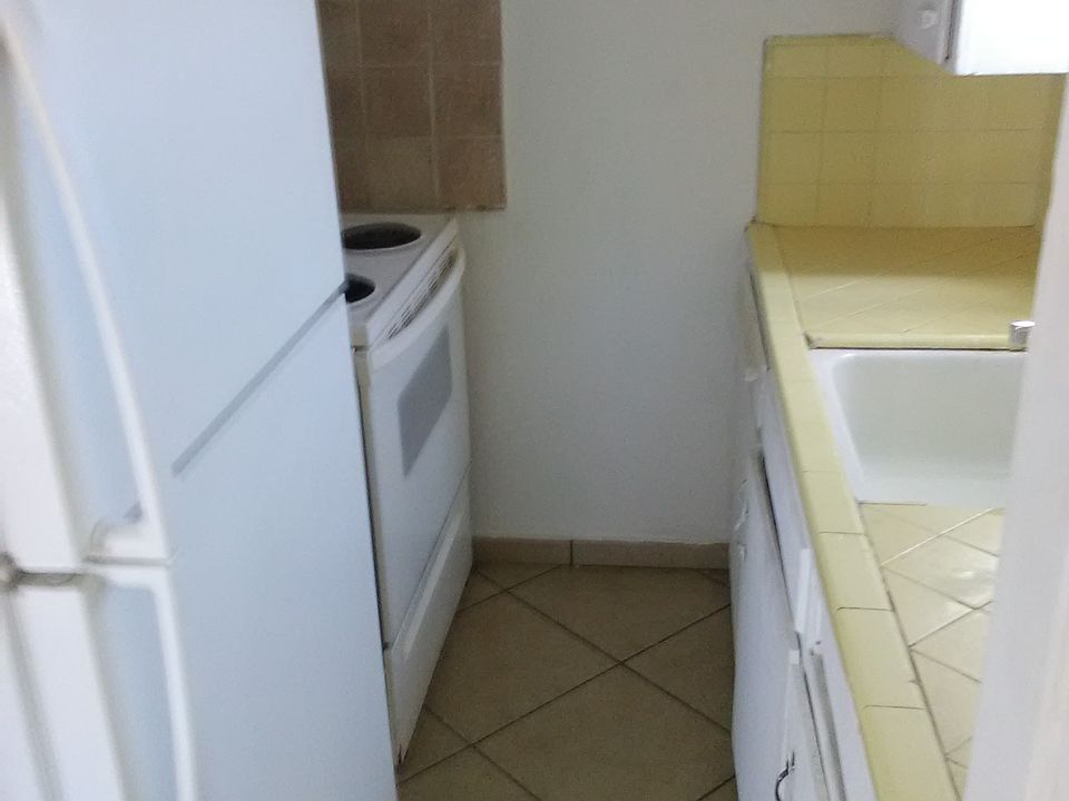 2nd image of 523 N Main St APT 5