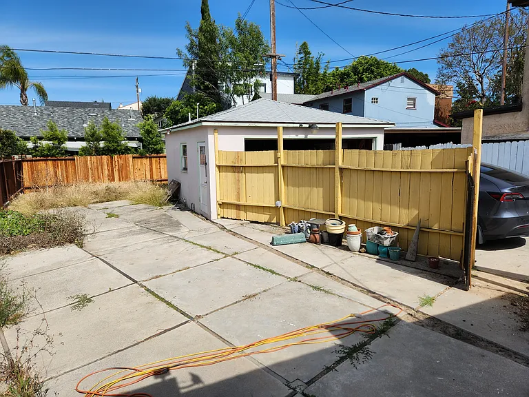1322 Roycroft Ave — Photo 8
