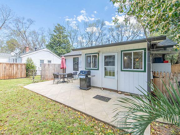 4th image of 208 Crystal Lake Dr