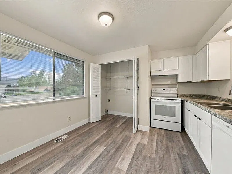 3 bed, 1.5 bath, 1059 sqft, $1,500 — Photo 3