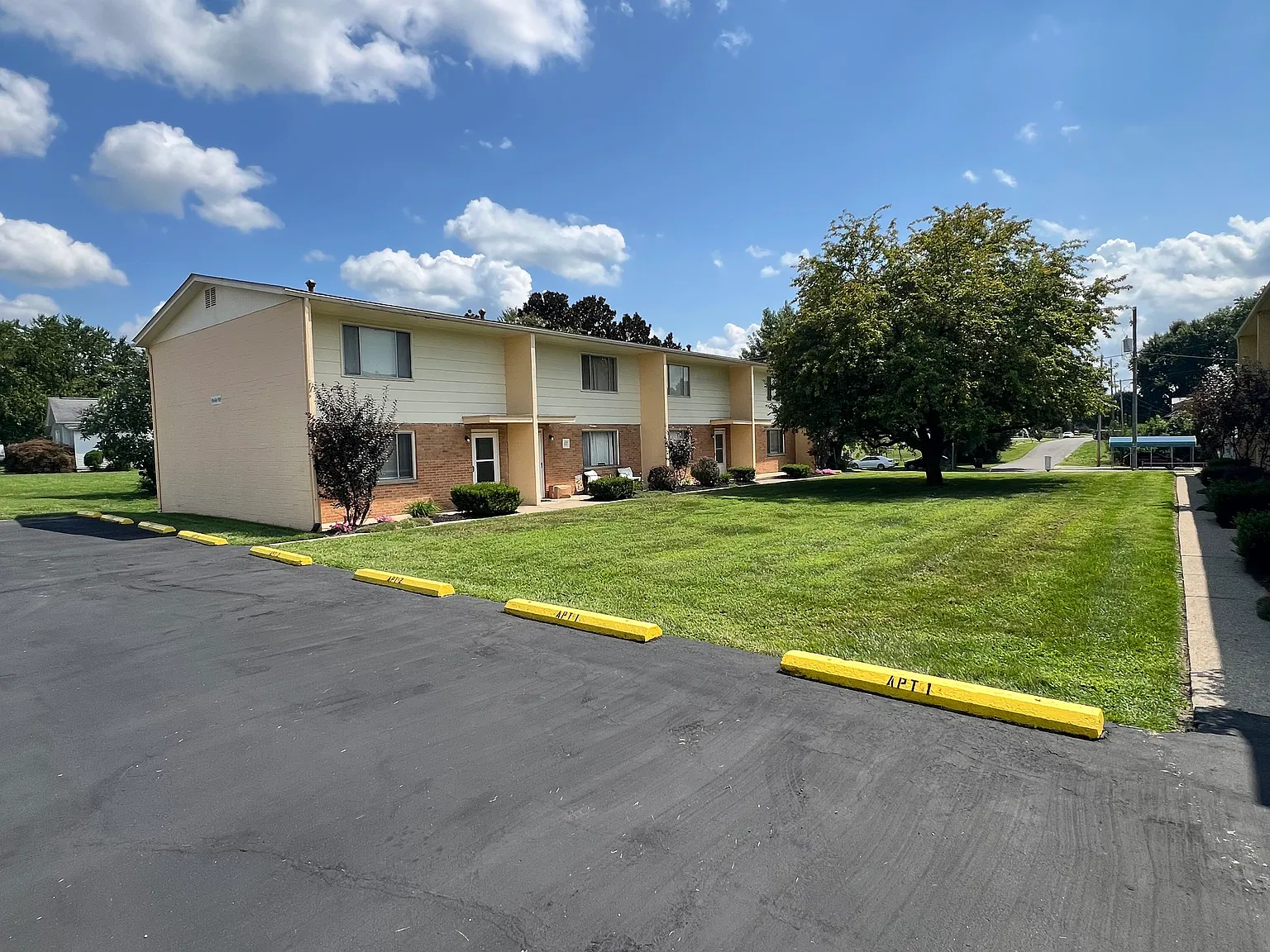 2 bed, 1000 sqft, $1,350 — Photo 2