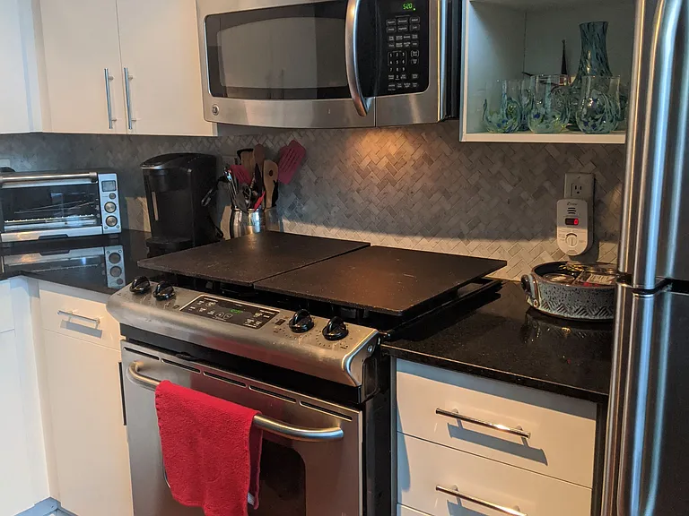 369 Sorauren Ave #105 — Photo 10
