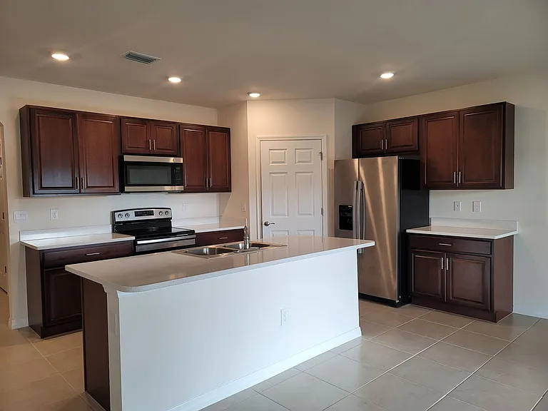 337 SW 30th Ave — Photo 3