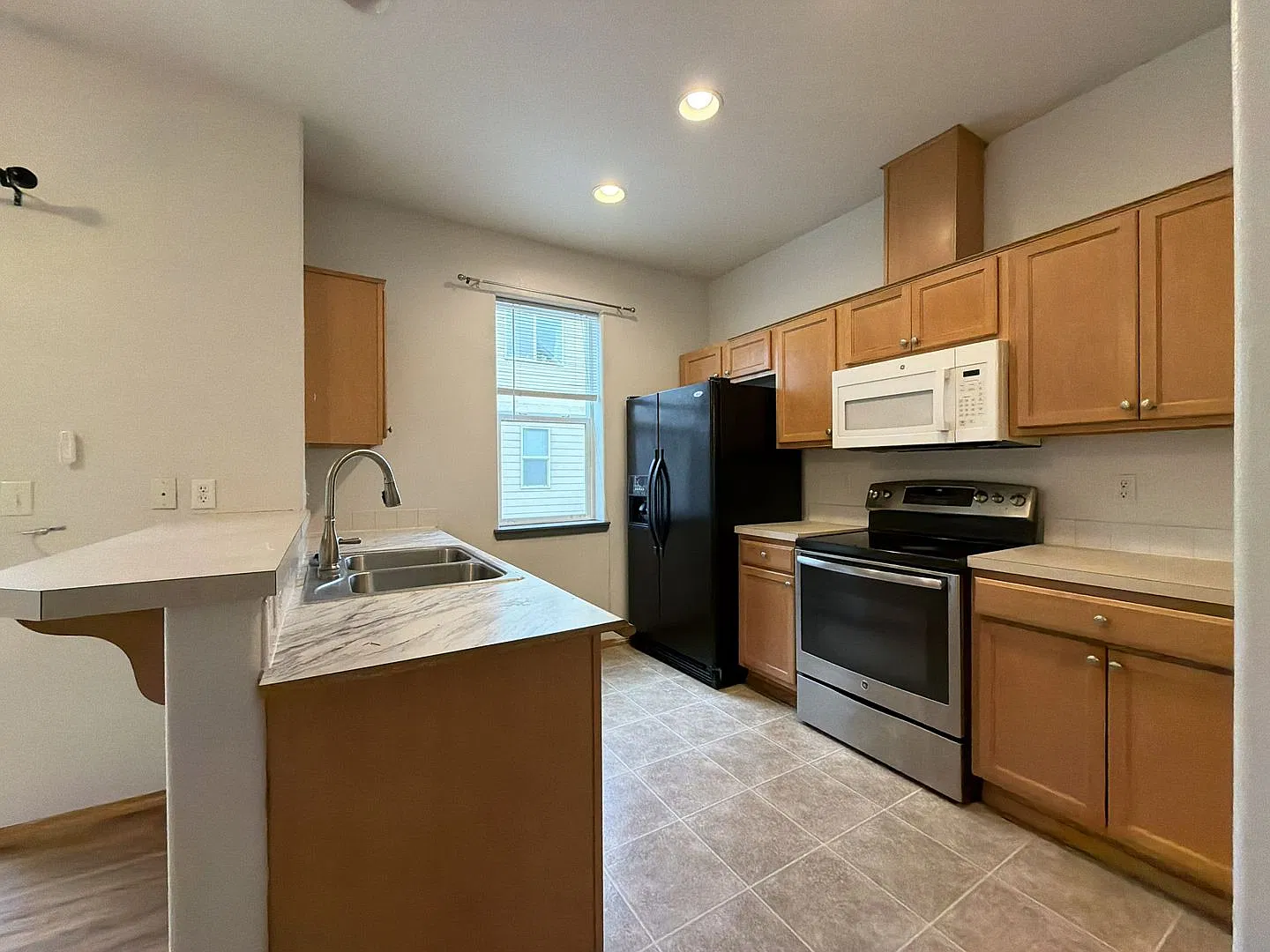 Bright Beaverton Townhome with Spacious Living Areas, Decorative Fireplace & Functional Kitchen — Photo 4