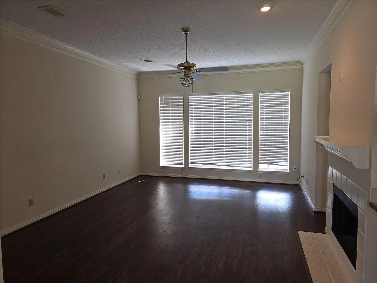 4 bed, 2.0 bath, 2150 sqft, $2,450 — Photo 2
