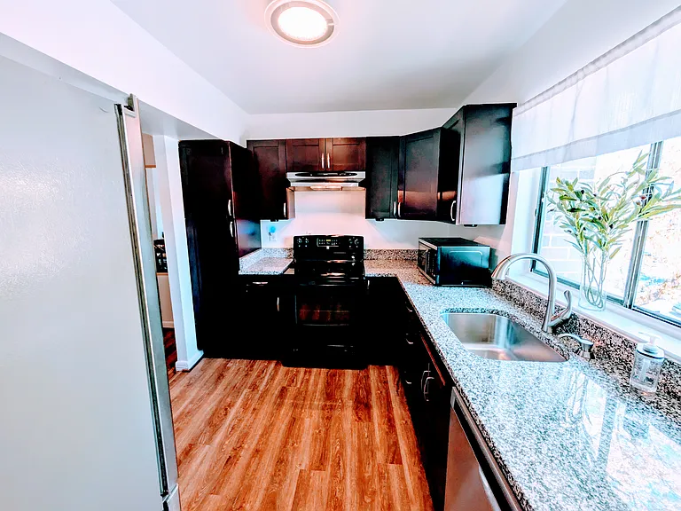 15712 Dorset Rd #301 — Photo 5