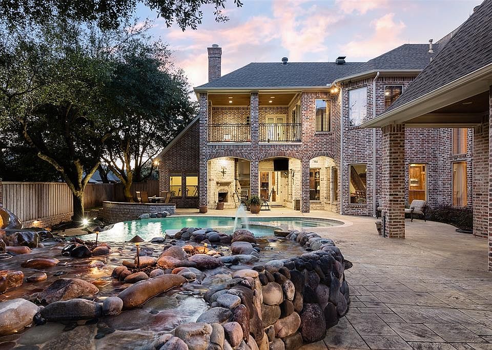 1st image of 5849 Versailles Ave
