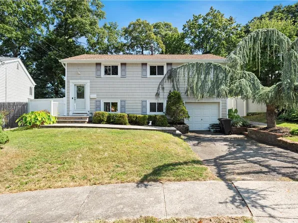 30 Penny Drive, Huntington Station, NY 11746