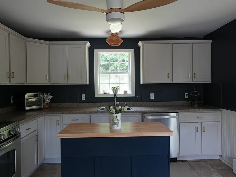 4 Russell Ave — Photo 3