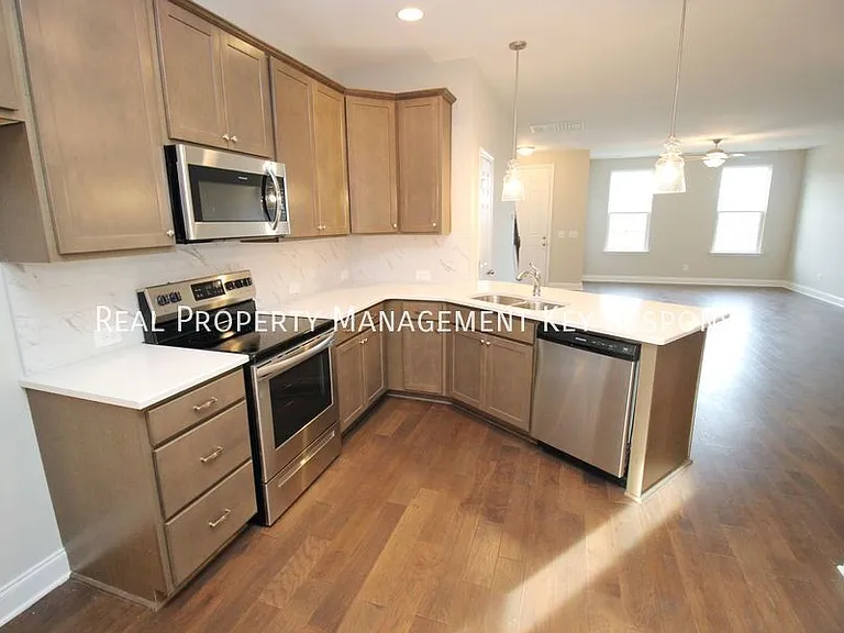 153 Grandstand Blvd — Photo 7