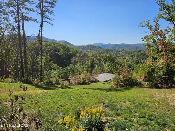 2211 Ridgeland Cir, Pigeon Forge, TN 37862