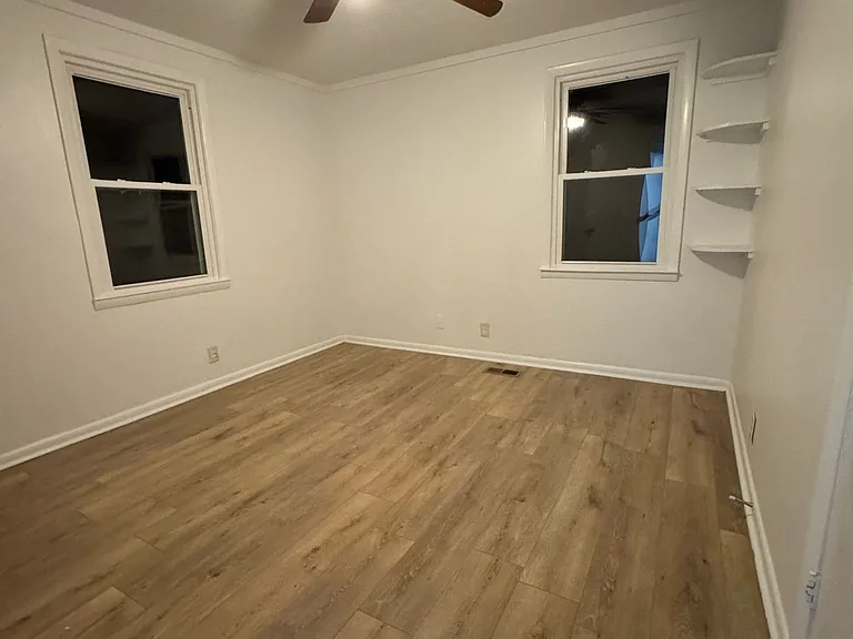 807 Eastview Dr — Photo 8