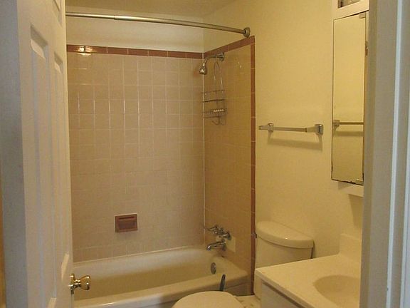 5th image of 1415 23rd St APT 1