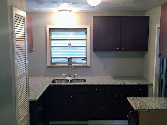 4th image of 902 Temple Cir