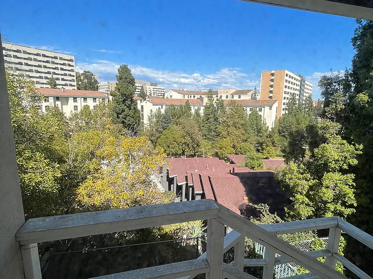 446 1/2 Landfair Ave #446-1/2 — Photo 8