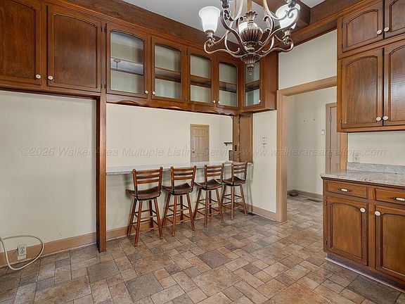 5th image of 910 14th Ave W