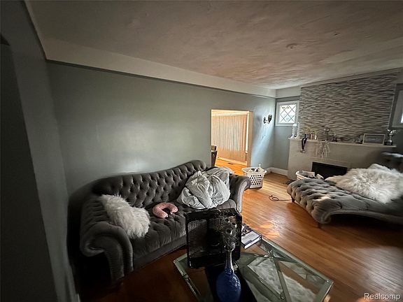 4th image of 11060 Wilshire Dr