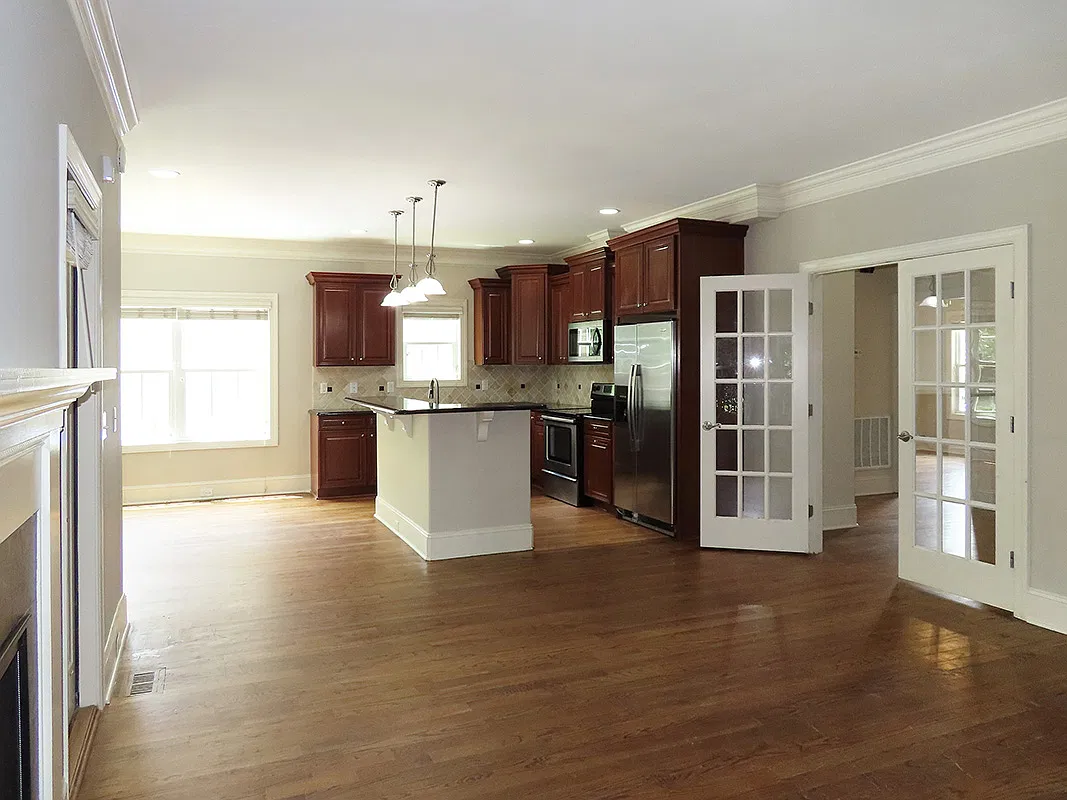 5 bed, 2000 sqft, $5,370 — Photo 4