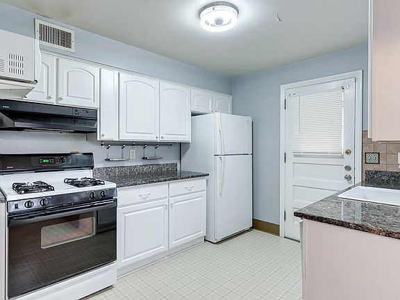 3rd image of 4967 Maple St