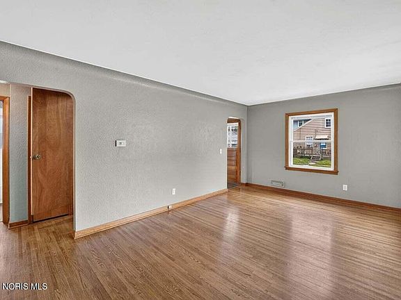 3rd image of 921 Eleanor Ave