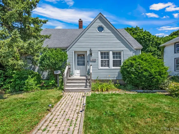 325 Putnam Ave, Woodstock, IL 60098
