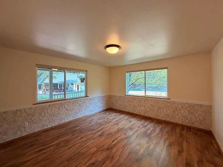 2551 NE Ravenwood Dr — Photo 8