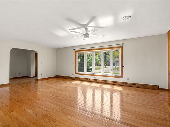 3rd image of 29 Llewellyn Dr