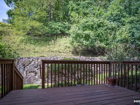 7 Regal Ct, Hawthorne, NJ 07506