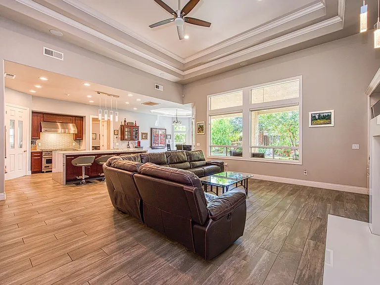 10234 N Rowell Ave — Photo 7
