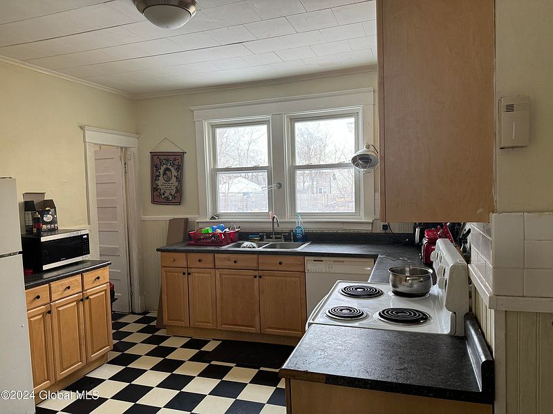 4th image of 1041 Phoenix Avenue