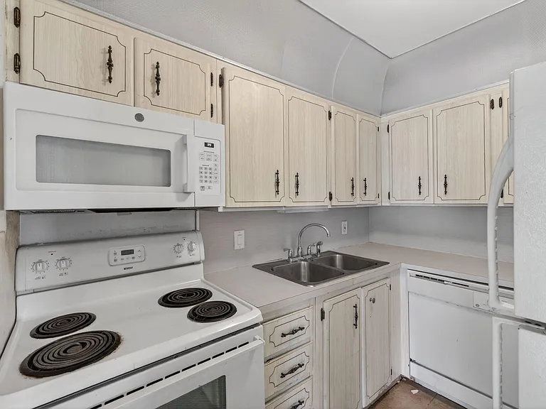 841 SW 18th Ct — Photo 22