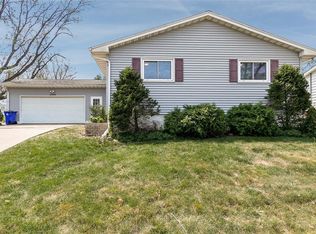 2703 Hickory Dr SW, Cedar Rapids, IA 52404