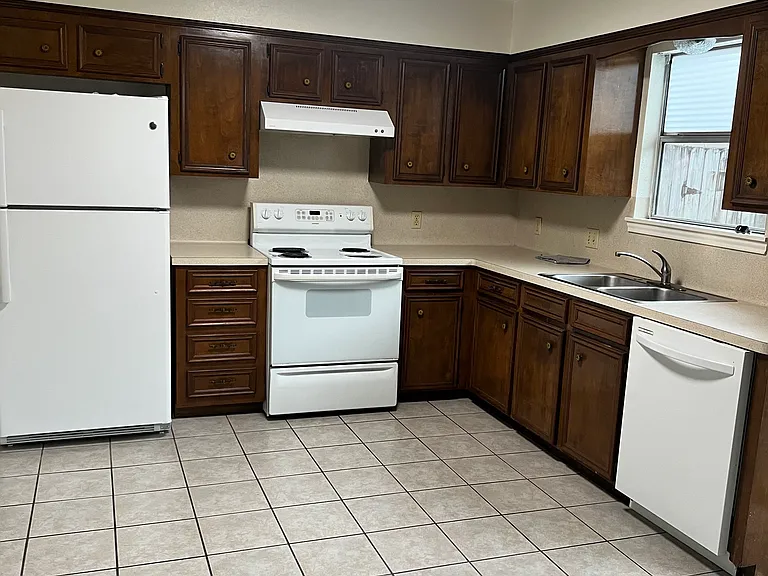 3106 Dickinson Ave — Photo 2